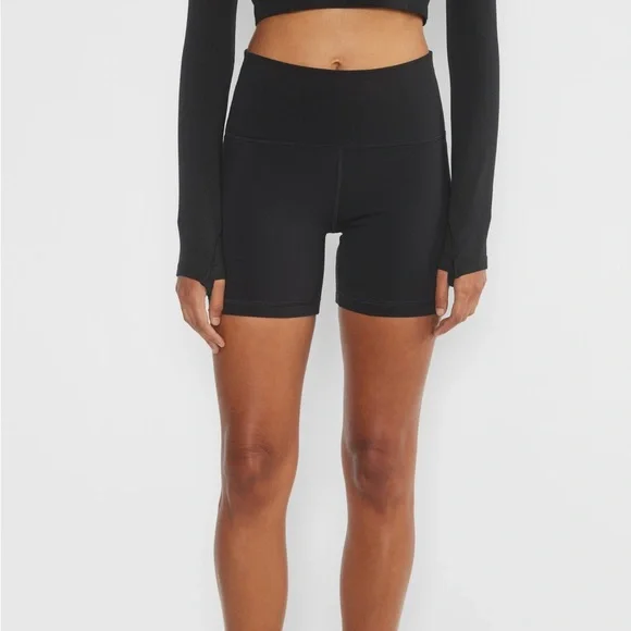 NWT - Aritzia Golden Powersculpt™ New Cheeky Hi-Rise 5" Biker Short (Size 6) - Picture 2 of 7